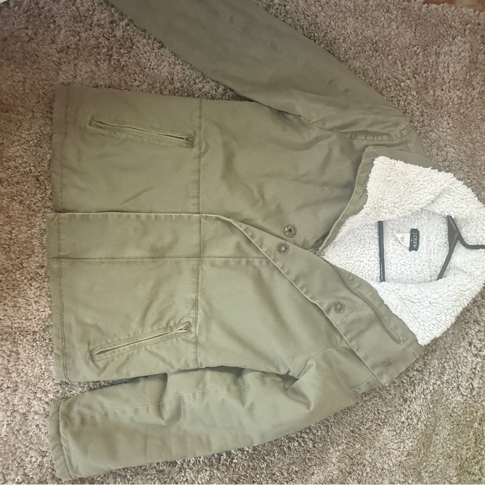 J.Crew khaki/olive green Twill
Jacket with sherpa lining. Size 4
Model 46594 - Picture 3 of 9